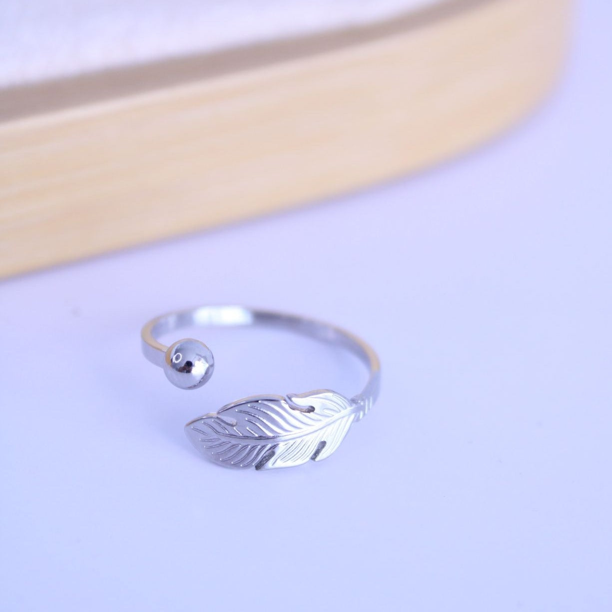 Anillo Pluma y Bola - hetikashop
