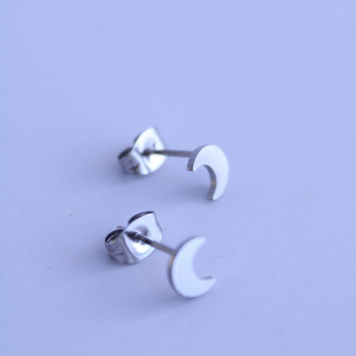 Pendientes Mini Media Luna Plana - hetikashop