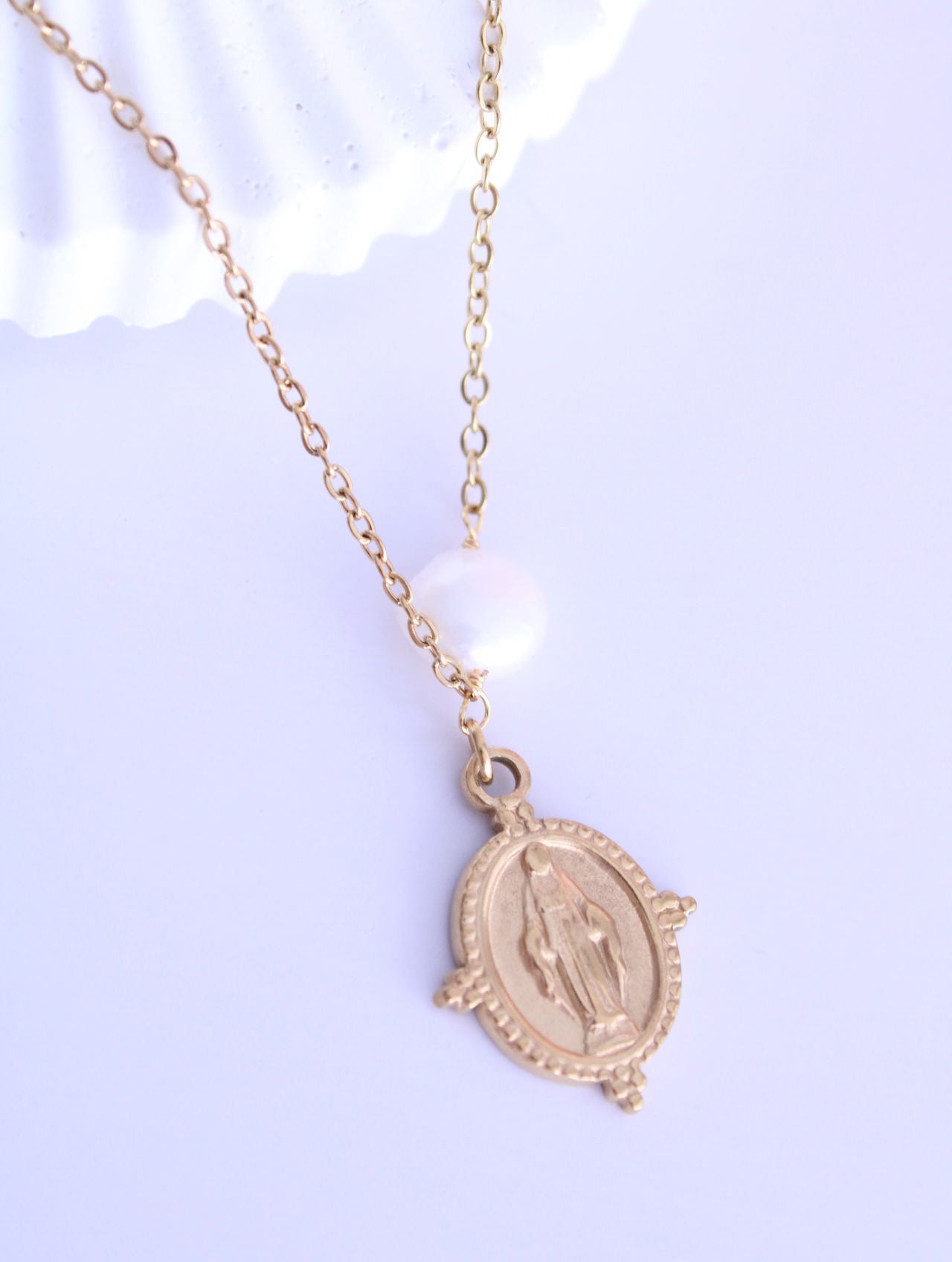 Collar Virgen Milagrosa + Perla natural
