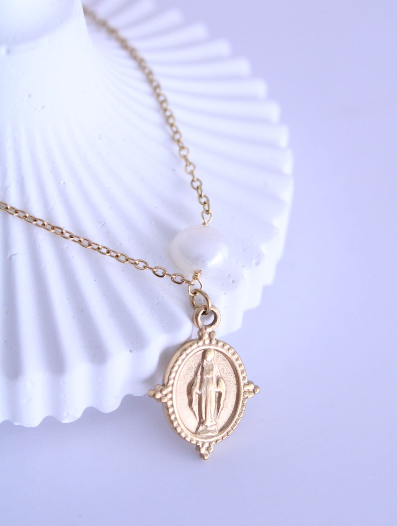 Collar Virgen Milagrosa + Perla natural