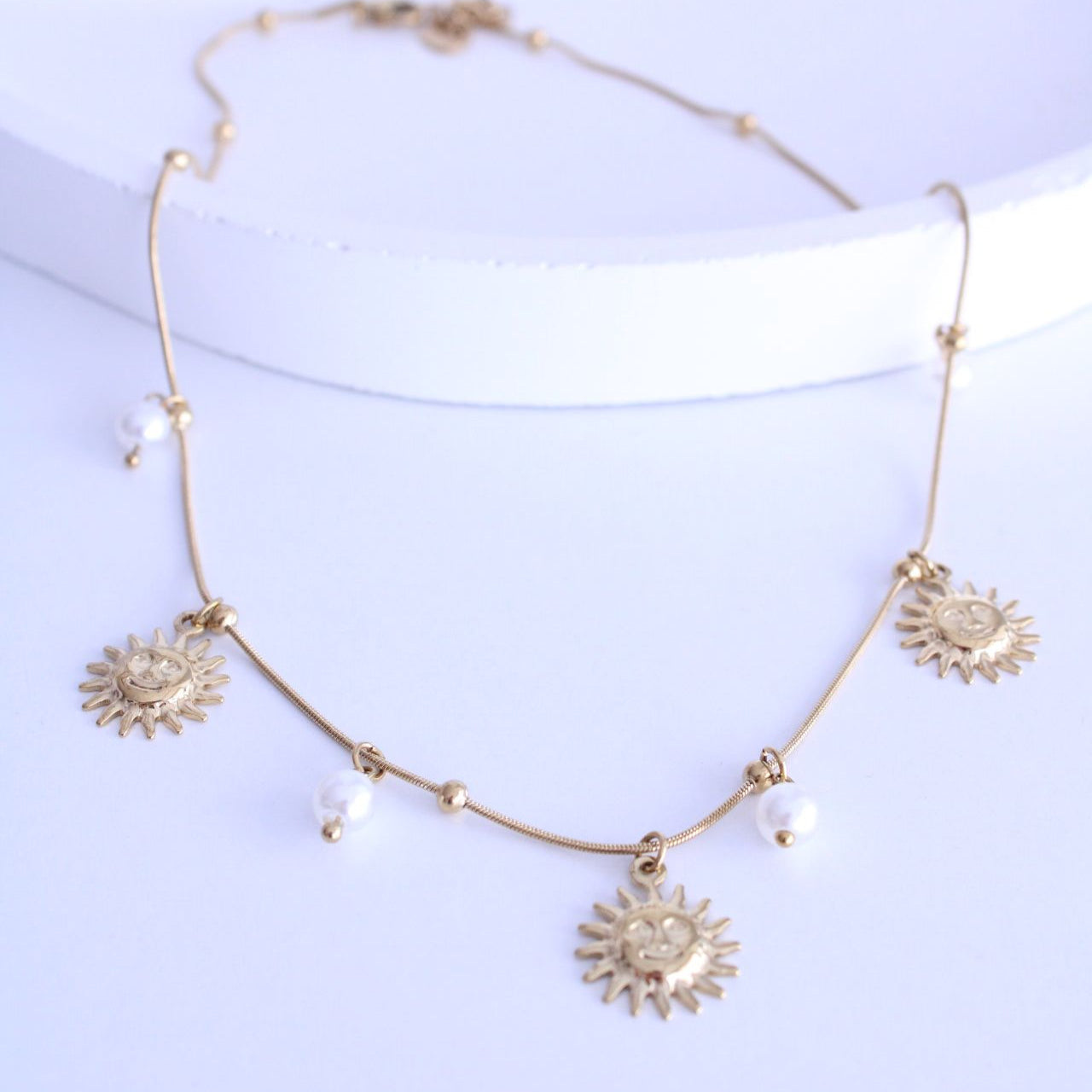 Collar Sol Tropé & Perlas – Dorado