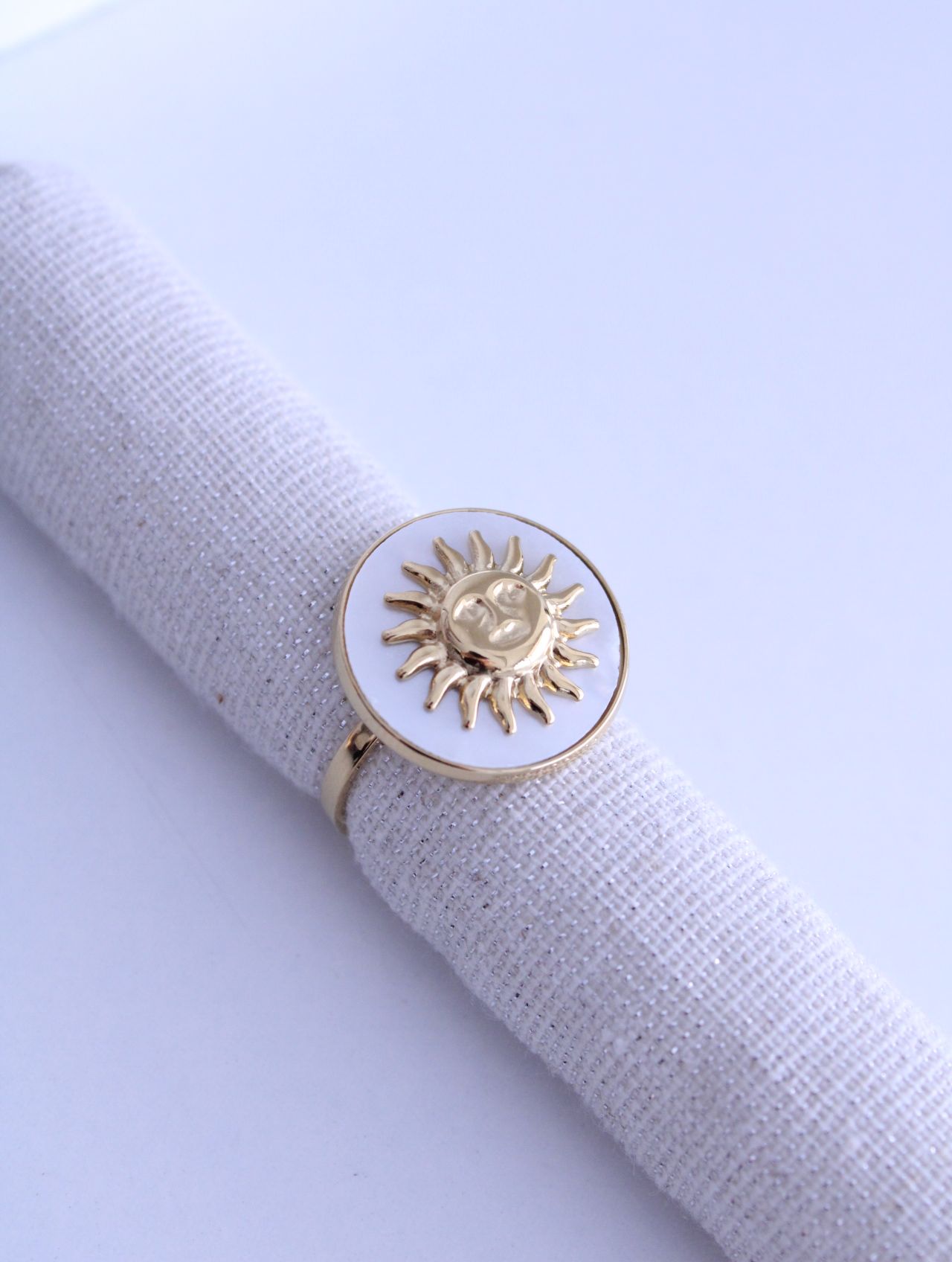 Anillo Ajustable Sol Dorado con Nácar