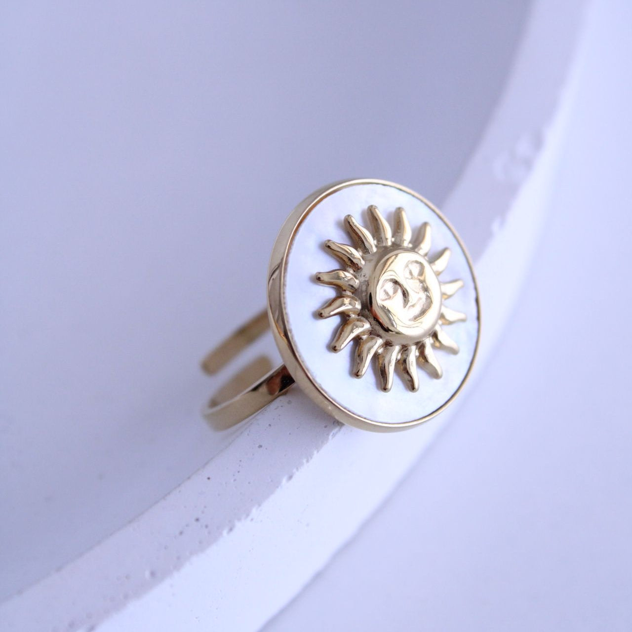 Anillo Ajustable Sol Dorado con Nácar