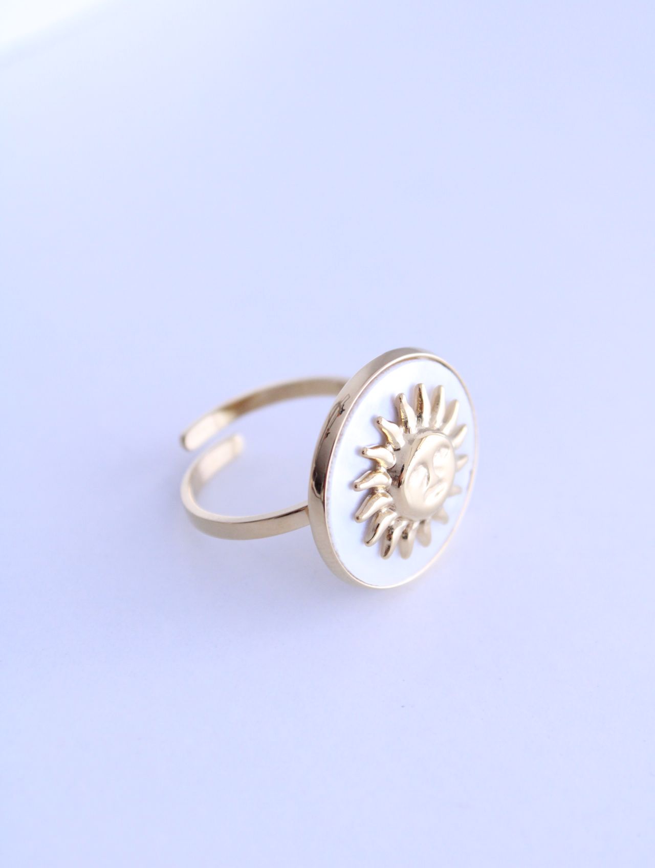 Anillo Ajustable Sol Dorado con Nácar
