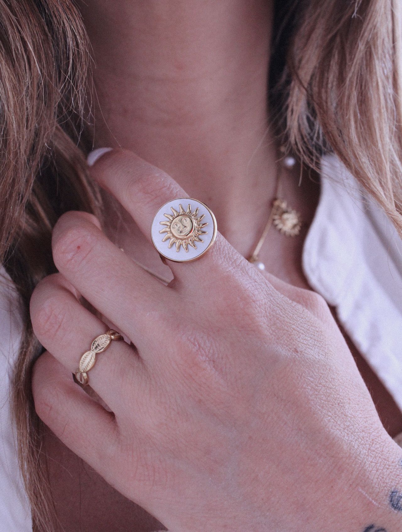 Anillo Ajustable Sol Dorado con Nácar