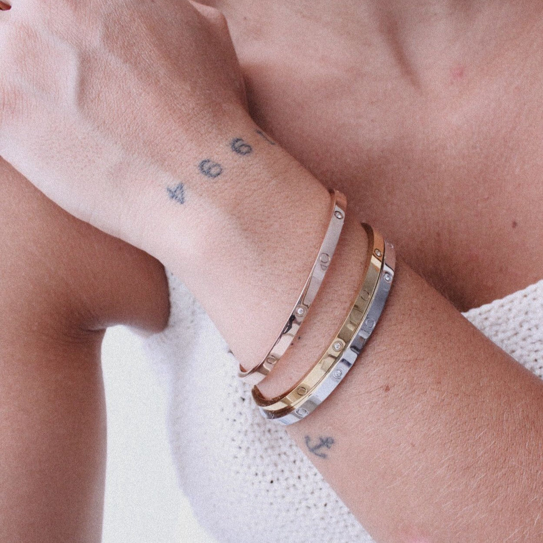 Pulsera rígida fina de acero inoxidable puesta en la muñeca