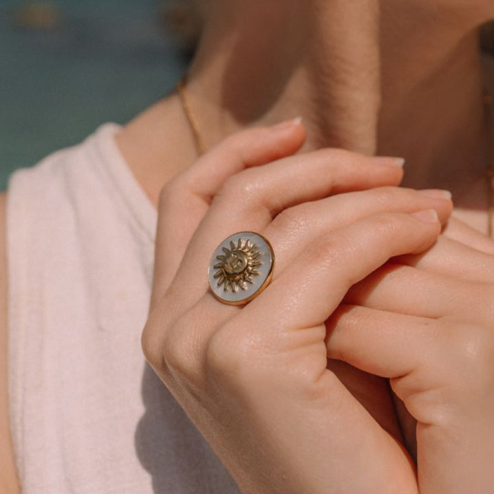 Anillo Ajustable Sol Tropé Dorado con Nácar
