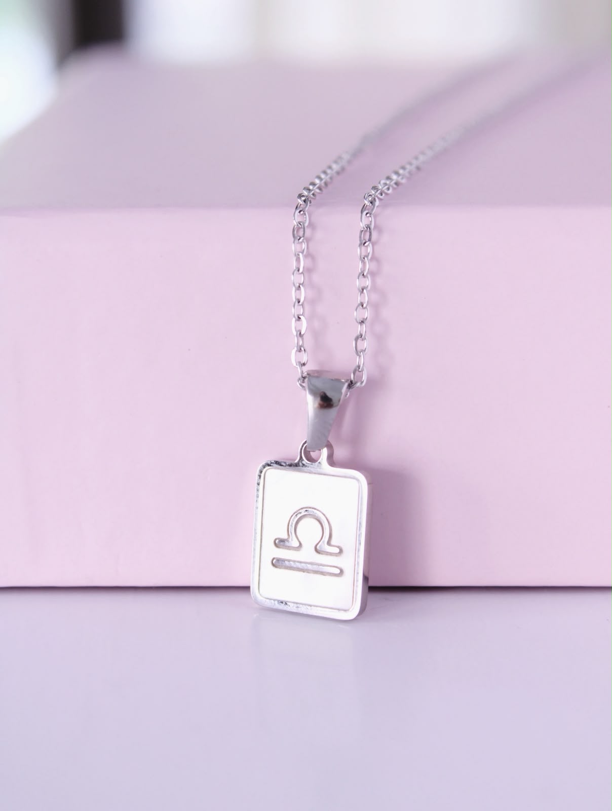 Collar Libra con cadena fina ajustable de acero inoxidable