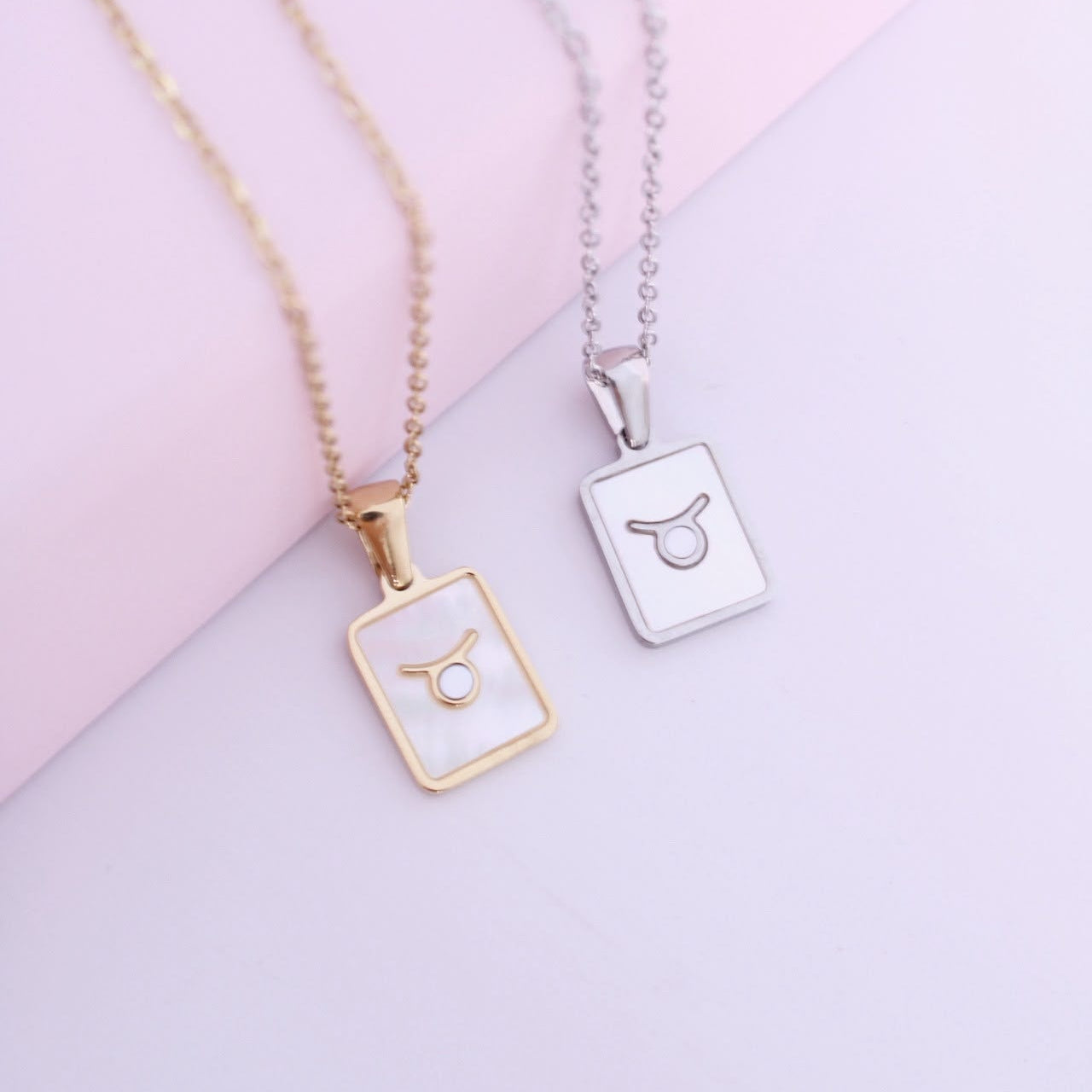 Collar del signo Tauro de acero inoxidable con nácar de Hétika