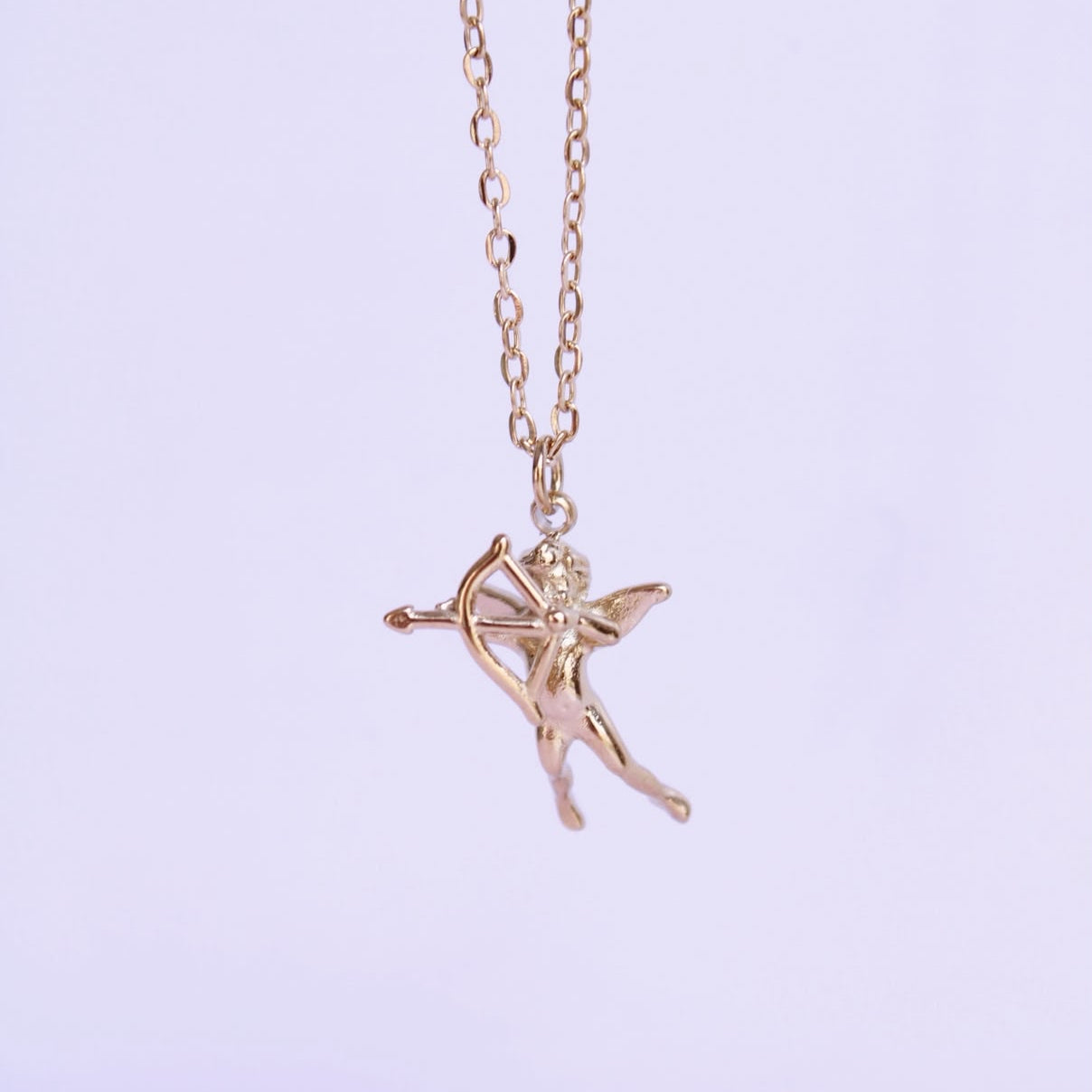 Collar con colgante de Cupido de acero inoxidable dorado de Hétika