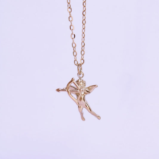 Collar con colgante de Cupido de acero inoxidable dorado de Hétika