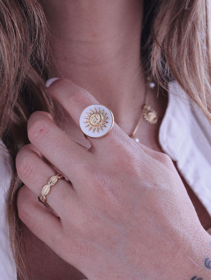 Anillo Ajustable Sol Dorado con Nácar